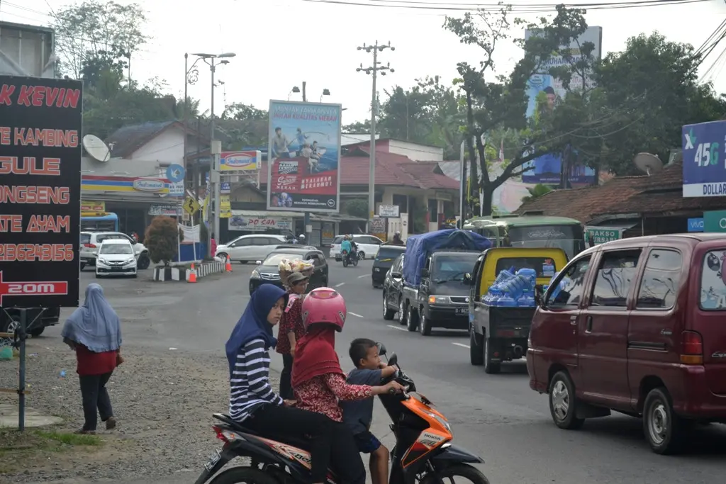 Persimpangan yang biasanya padat di area Terminal Induk Karangpucung terpantau lancar pada arus balik 2017, Sabtu (1/7/2017). (Liputan6.com/Muhamad Ridlo)