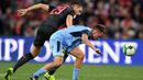 Gelandang Arsenal, Granit Xhaka, berebut bola dengan bek Sydney FC, Juan Zapata, pada laga persahabatan di Stadion ANZ, Sydney, Kamis (13/7/2017). Arsenal menang 2-0 atas Sydney FC. (EPA/Dan Himbrechts)