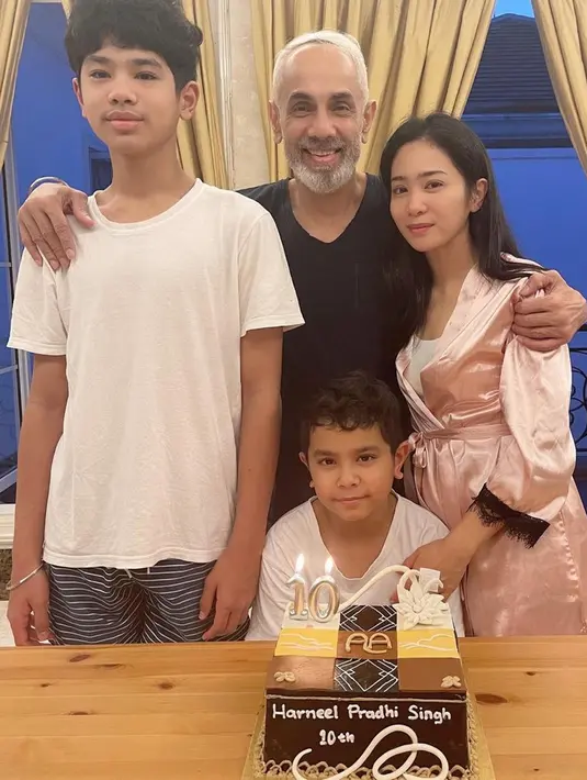 Bunga Zainal sengaja merayakan ulang tahun anaknya sederhana di rumah. Seperti inilah momennya ketika Bunga Zainal dan sang suami merayakan ultah anaknya. Bahkan Bunga Zainal dan keluarganya masih pakai baju tidur. (Liputan6.com/IG/@bungazainal05)