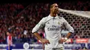 Ekspresi striker Real Madrid, Cristiano Ronaldo, setelah mencetak gol ke gawang Atletico Madrid pada laga pekan ke-12 La Liga Spanyol di Estadio Vicente Calderon, Sabtu (19/11/2016). (AFP/Gerard Julien)