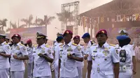 Rangkaian upacara digelar untuk memperingati Hari Ulang Tahun (HUT) Korps Polisi Militer Angkatan Laut yang ke-73 di Markas Komando (Mako) Pusat Polisi Militer Angkatan Laut (Puspomal), Kelapa Gading, Jakarta Utara. (Liputan6.com/Ratu Annisaa)