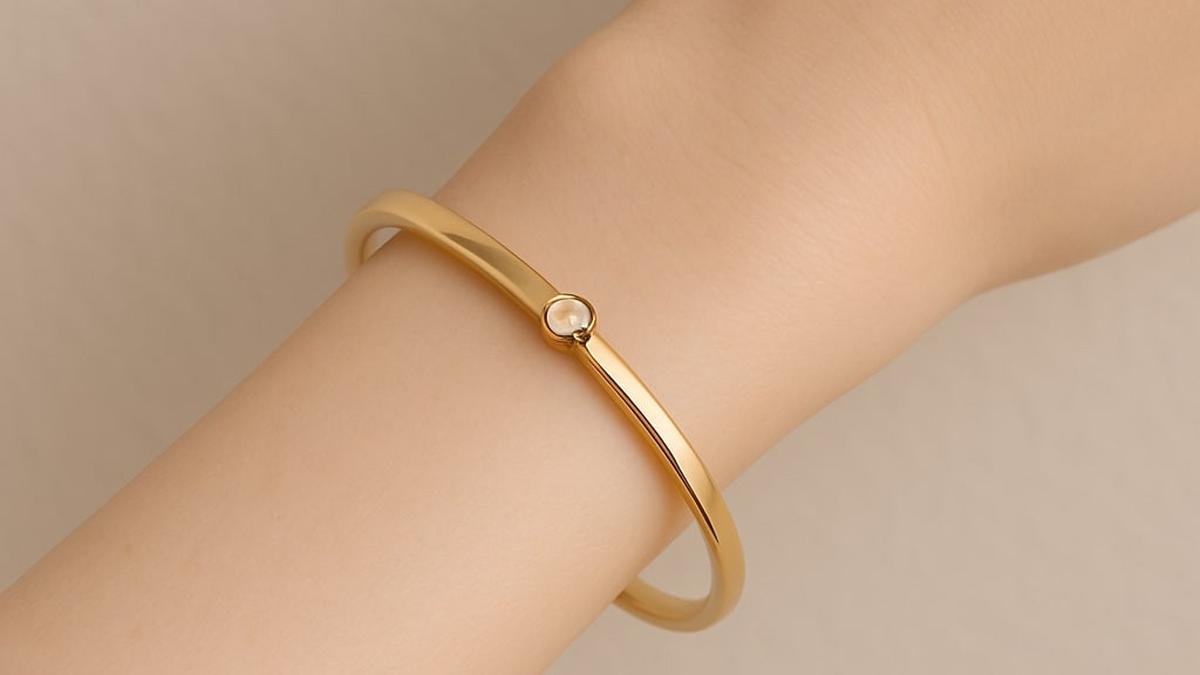 7 Model Gelang Emas Bangle Terbaru yang Cocok untuk Tangan Kecil, Elegan dan Stylish