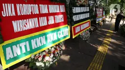 Petugas keamanan mengamati sejumlah karangan bunga yang terpajang di depan PN Jakarta Pusat, Senin (12/10/2020). Karangan bunga yang mengharapkan keadilan tersebut berjejer menjelang sidang vonis terdakwa kasus dugaan korupsi di PT Asuransi Jiwasraya (Persero). (Liputan6.com/Angga Yuniar)