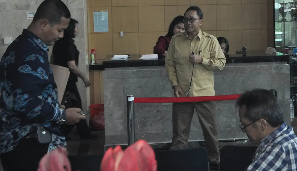 Ketua MPR, Zulkifli Hasan diperiksa tim penyidik KPK sebagai saksi dalam kasus alih fungsi hutan di Riau dengan tersangka Gubernur Riau nonaktif Annas Maamun, Jakarta, Selasa (11/11/2014). (Liputan6.com/Miftahul Hayat) 