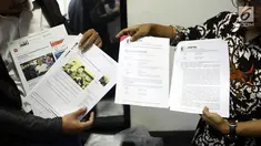 Jaringan Advokat Pengawal NKRI menunjukkan dokumen saat melapor kepada Mahkamah Kehormatan Dewan (MKD) terkait kasus penyebaran berita hoaks penganiayaan aktivis perempuan Ratna Sarumpaet di Jakarta, Kamis (4/10). (Liputan6.com/Johan Tallo)