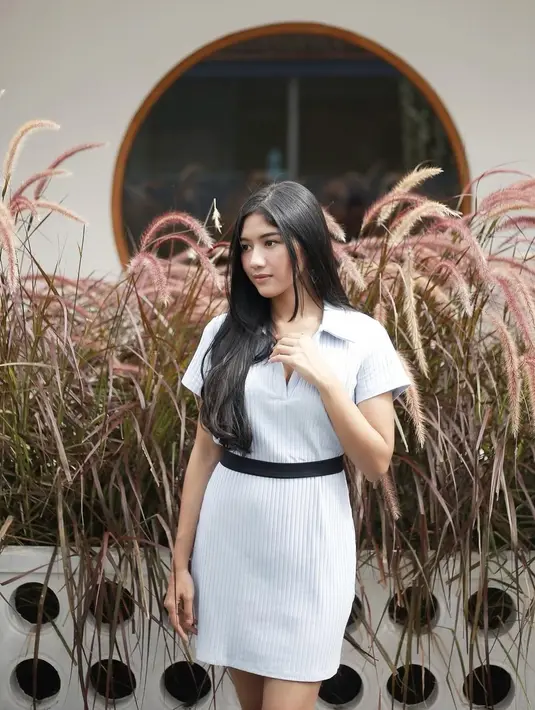 OOTD Erina Gudono dengan dress rajut mini dengan detail polo shirt dan sabuk [IG @erinagudono]