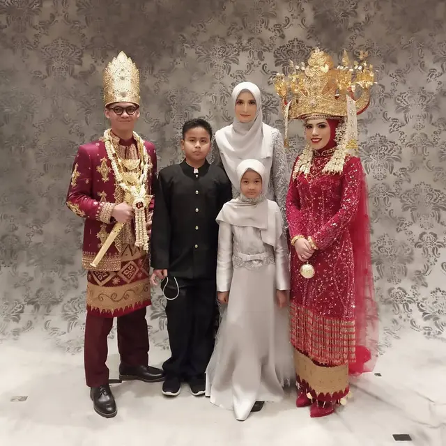 6 Potret Inneke Koesherawati dan Anak Angkat, Penuh Kehangatan