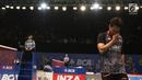 Ganda Putra Indonesia, Mohammad Ahsan mengelap muka saat melawan K Kedren/D Puavaranukroh (Thailand) di babak pertama Indonesia Open 2017, Jakarta, Rabu (14/6). M Ahsan/Rian kalah 21-19 17-21 21-18. (Liputan6.com/Helmi Fithriansyah)
