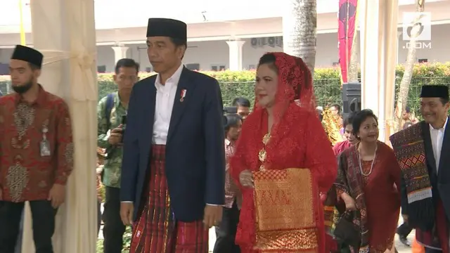 Pesta Adat Kahiyang-Bobby masuk ke puncaknya. Ibu Negara memakai kebaya merah dan kain berwarna emas.