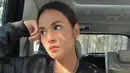 Raisa Andriana, penyanyi kelahiran 6 Juni 1990 yang foto-foto di media sosialnya selalu jadi pusat perhatian warganet. Termasuk saat ia foto selfie gaya candid di mobil. Foto Raisa menatap ke jendela mobil ini sukses curi perhatian dan foto tersebut tuai pujian dari warganet. (Liputan6.com/IG/@raisa6690)