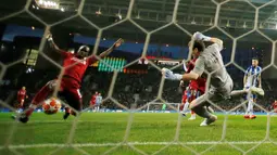 Winger Liverpool, Sadio Mane berhasil mencetak gol ke gawang FC Porto pada leg kedua perempat final Liga Champions 2018/2019 di Estadio do Dragao, Rabu (17/4). Liverpool memastikan lolos ke babak semifinal Liga Champions setelah membantai FC Porto 4-1. (Reuters/Andrew Boyers )