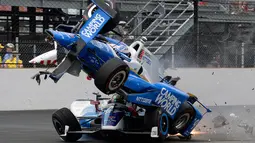 Mobil Scott Dixon berada diatas mobil Jay Howard saat tabrakan yang terjadi dalam balapan Indianapolis 500 di Indianapolis Motor Speedway (28/5). (AP Photo / Marty Seppala)