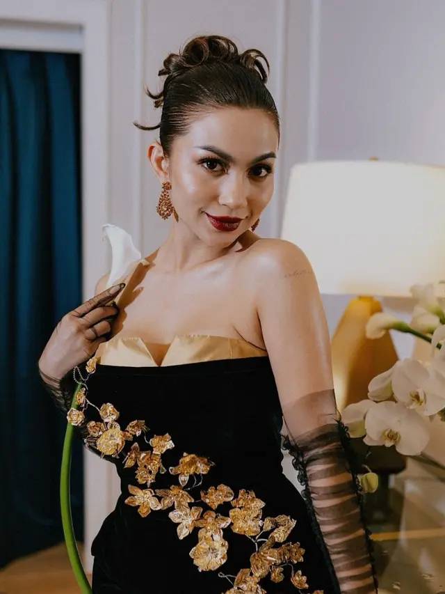 Potret Ariel Tatum dalam balutan gaun rancangan Didiet Maulana (credit: https://www.instagram.com/arieltatum/ , https://www.instagram.com/___rega.arie/ dan https://www.instagram.com/lekat.ind/)