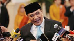 Djamari Chaniago dilantik sebagai Menteri Koordinator Bidang Politik dan Keamanan (Menko Polkam) menggantikan posisi Budi Gunawan yang dicopot pada reshuffle sebelumnya. (AP Photo/Achmad Ibrahim)