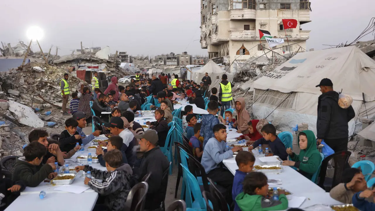 Di Antara Bangunan yang Hancur, Warga Gaza Berbuka Puasa Bersama