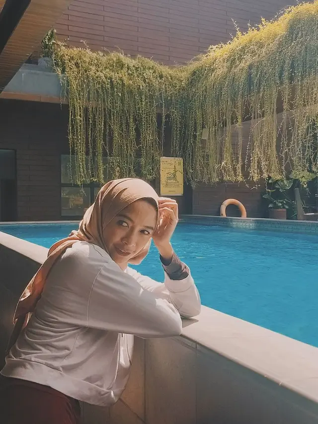 Tampil Sederhana, Ini 6 Potret Bu Sri 'Tilik' di Dunia Nyata yang Bikin Pangling
