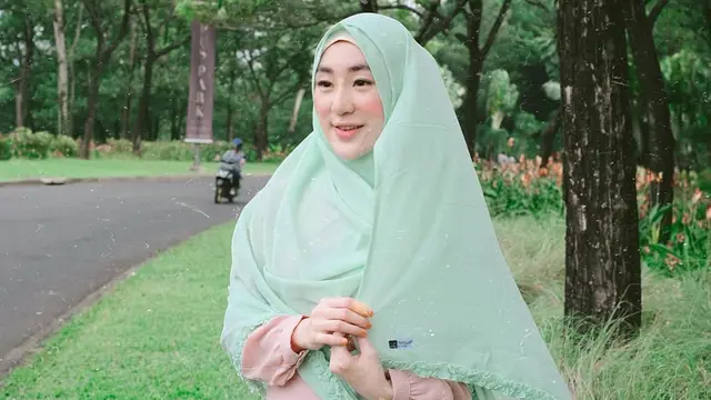 FOTO: Cantiknya Larissa Chou dengan Balutan Hijab Syar'i
