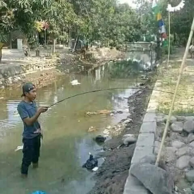 6 Aksi Orang Memancing di Tempat Tidak Ada Air Ini Bikin Heran