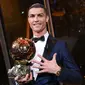 Luka Modrid baru saja meraih gelar sebagai pemenang Ballon d’Or 2018. Raihan tersebut merusak dominasi Ronaldo dan Messi yang selalu meraih gelar tersebut. Namun tahun ini Ronaldo berhasil menciptakan sejumlah rekor Ballon d’Or. (AFP/Frank Faguere)