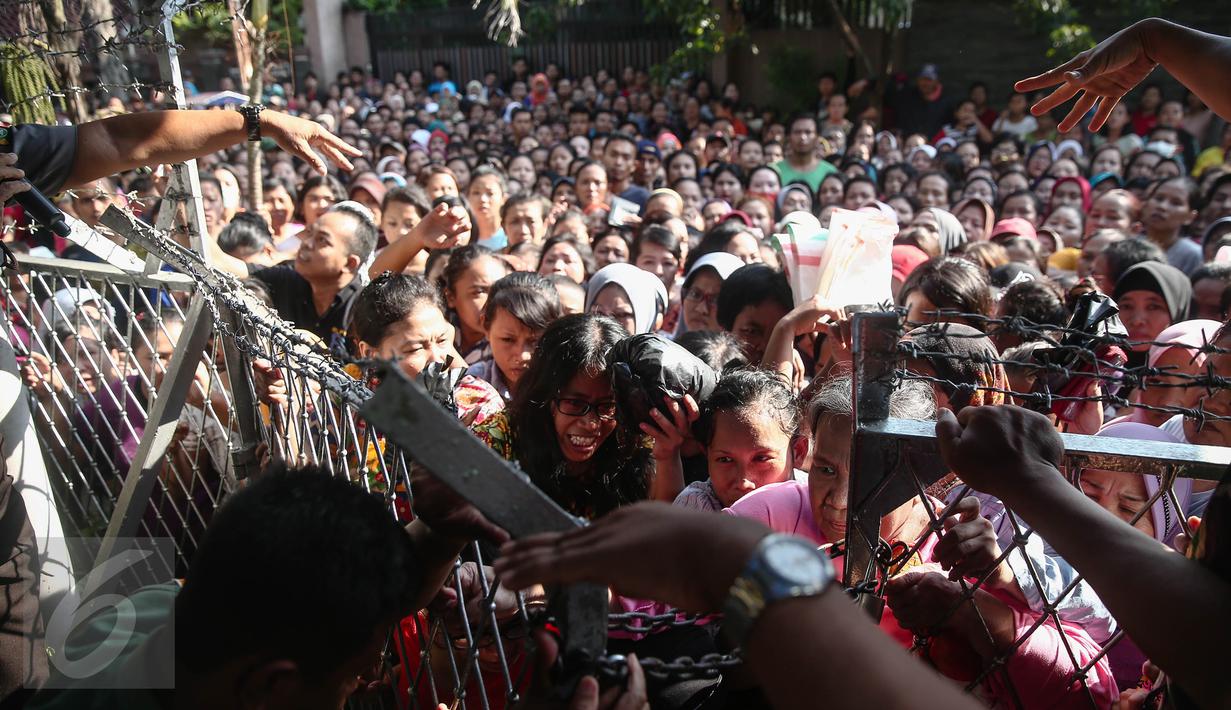 Puluhan warga saling berebut masuk saat kegiatan Pasar Murah dari  Hati Suci, Jakarta, Minggu (12/6/2016). Pasar Murah yang diselenggarakan oleh Hati Suci tersebut bertujuan sebagai wadah untuk saling berbagi kepada sesama. (Liputan6.com/Faizal Fanani)