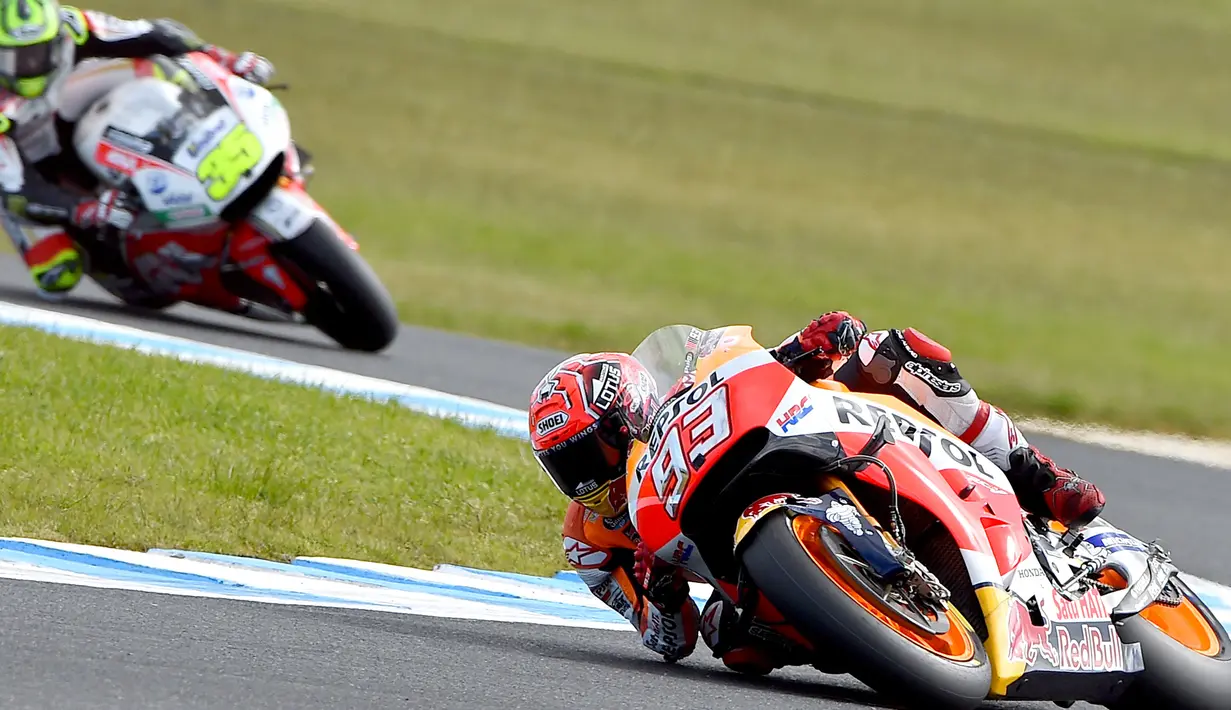 Aksi Marc Marquez saat memimpin balapan MotoGP Australia di Sirkuit Philip Island, Australia (21/10). Akhirnya, Marc Marquez terjatuh di lap sembilan dan tidak bisa melanjutkan lomba. (AFP/Paul Crock)