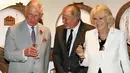 Pangeran Charles dan Istri keduanya Camilla Duchess of Cornwall mencoba segelas anggur di Seppeltsfield Winery di Australia, Selasa (10/11/2015). Pengeran Charles melakukan kunjungannya ke Australia selama beberpa hari.  (REUTERS/Daniel Kalisz)