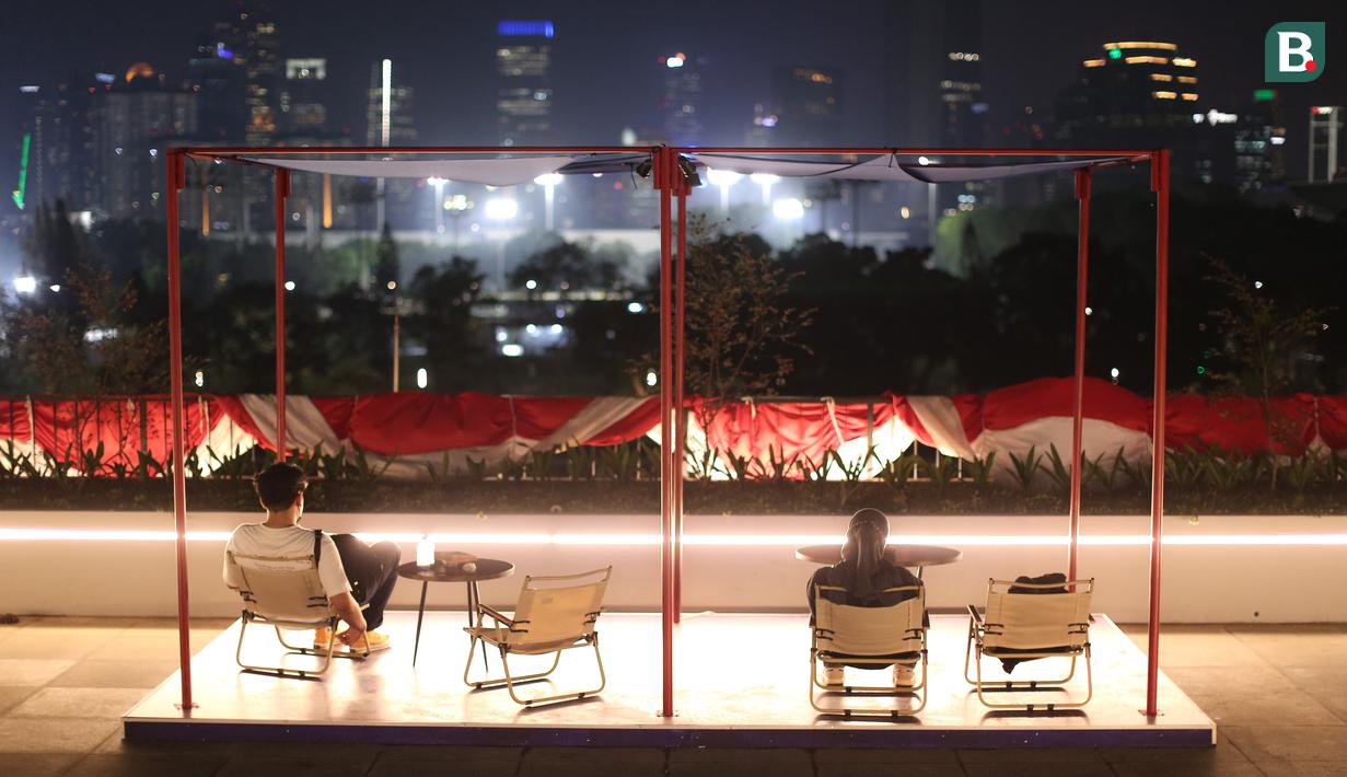<p>Sejumlah pengunjung duduk bersantai menikmati pemandangan perkotaan Jakarta di fasilitas Sky Garden Indonesia Arena, Senayan, Jakarta sebelum laga Grup H Piala Dunia FIBA 2023 antara Kanada melawan Latvia pada Selasa (29/08/2023). (Bola.com/Bagaskara Lazuardi)</p>