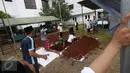 Para santri menggali lubang kubur untuk pemakaman tokoh PBNU KH Hasyim Muzadi di Kompleks Ponpes Al Hikam, Depok, Kamis (16/3). KH Hasyim meninggal dunia lantaran sakit yang dideritanya di Malang pada usia 72 tahun. (Liputan6.com/Immanuel Antonius)