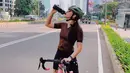 <p>Beberapa momen candid pun juga diabadikan Pevita Pearce seperti minum usai bersepeda. Rasa capek pun terbayar tuntas dengan olahraga bersepeda saat pagi hari. Momen Pevita berolahraga ini menjadi bukti bahwa Pevita memang sangat memperhatikan kebugaran tubuh. (Liputan6.com/IG/@pevpearce)</p>