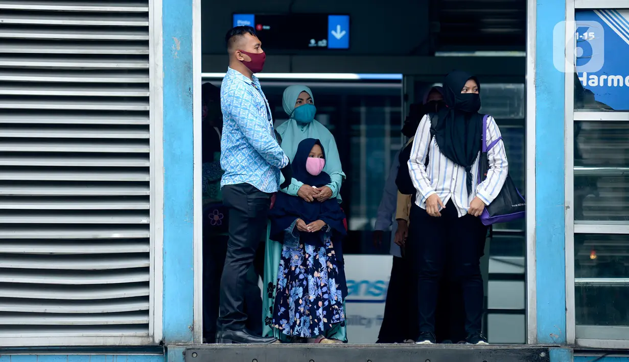 Penumpang menunggu bus transjakarta di Jakarta, Kamis (9/4/2020). Setelah melalui pengumuman resmi tentang PSBB pertanggal 10 April 2020 masyarakat diwajibkan mengunakan masker dalam menjalankan aktivitas sehari-hari guna memutus mata rantai penyebaran COVID-19. (merdeka.com/Imam Buhori)