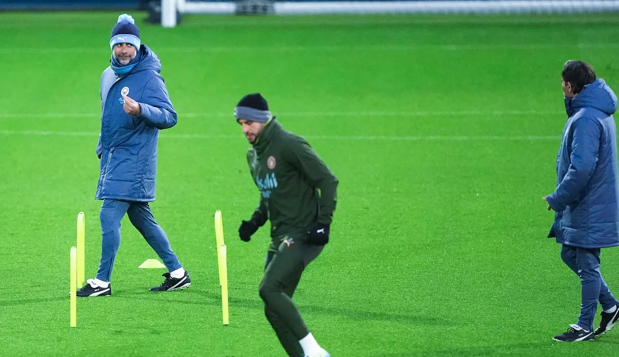 Pelatih Manchester City, Pep Guardiola, memimpin sesi Latihan jelang laga melawan Feyenoord di Liga Champions. (Martin Rickett/PA via AP)
