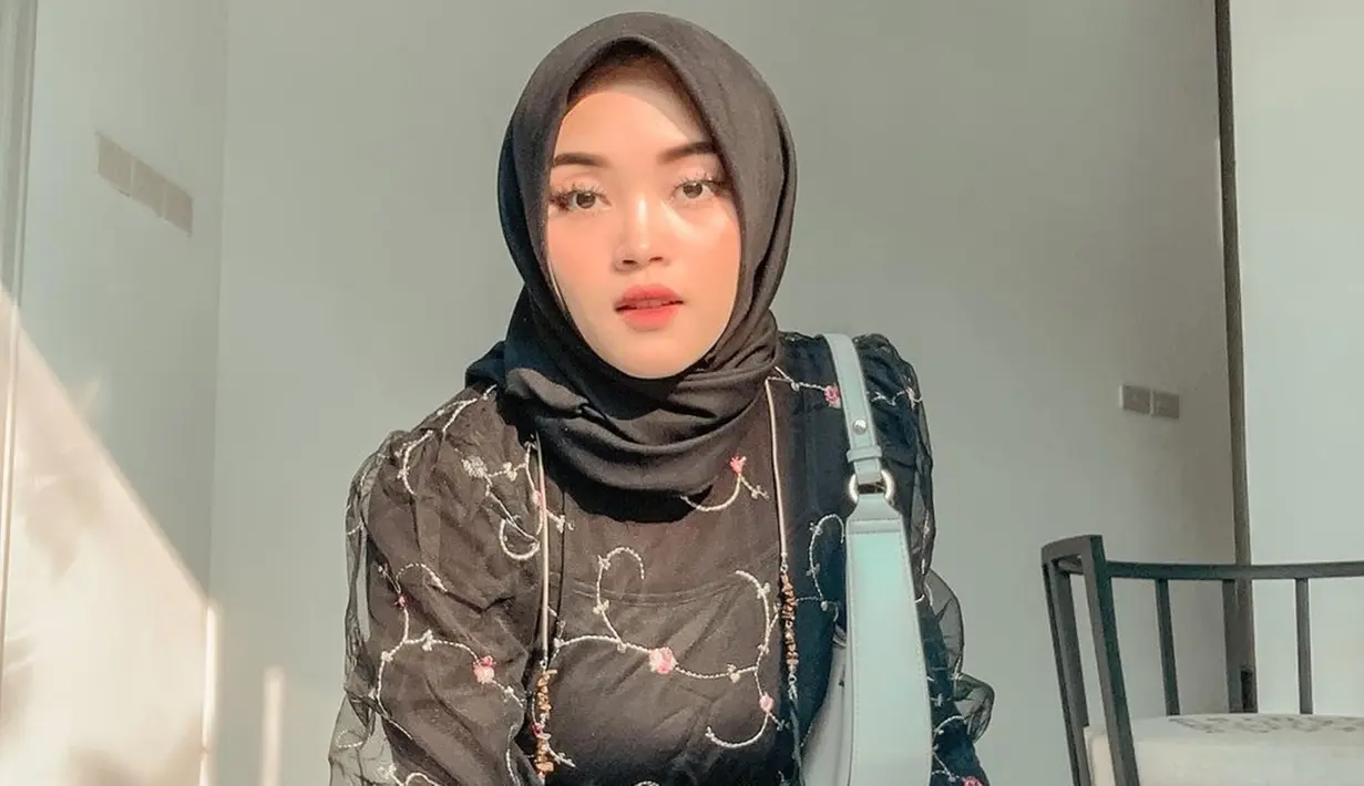 Dedari dulu foto-foto gaya OOTD Putri Delina selalu menyita perhatian. Termasuk potret dirinya saat mengenakan gaun. Meski di keseharian tampil simpel dengan gaya kasual, ketika memakai gaun penyanyi 21 tahun ini banjir pujian warganet.(Liputan6.com/IG/@putridelinaa)