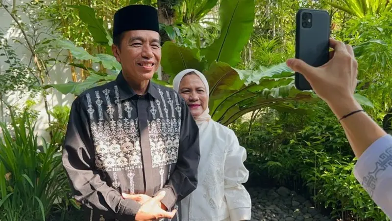 Presiden Joko Widodo atau Jokowi menegaskan tak ada pembahasan soal program makan siang gratis milik capres dan cawapres nomor urut 02, Prabowo Subianto-Gibran Rakabuming Raka dalam sidang kabinet paripurna di Istana Negara Jakarta pada Senin, 26 Februari 2024.