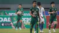 Pemain Persebaya Surabaya, Samsul Arif (kiri) merayakan gol bunuh diri pemain PSIS Semarang, Wallace Costa dalam laga pekan ke-6 BRI Liga 1 2021/2022 di Stadion Wibawa Mukti, Cikarang, Minggu (03/10/2021). (Bola.com/Bagaskara Lazuardi)