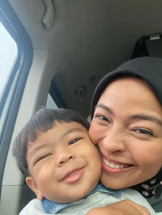 "Arkairan disapih! Generasi yang lahir 1 bulan sebelum korona masuk ke Indonesia, banyak hal yang mungkin kurang tereksplor karena ga bisa kemana2, tapi bonding kami kuat. " tulis Tantri mengawali ceritanya. (Instagram/tantrisyalindri)