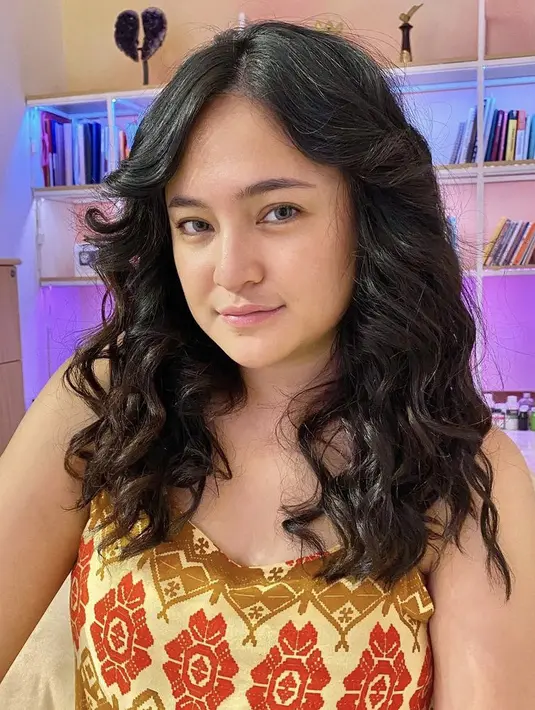 Setelah bercerai dengan Ben Kasyafani, Marshanda memutuskan untuk melepas hijab. Kini rambutnya pun nampak panjang yang sesekali distyling seperti gaya rambut keritingnya. (@marshanda99)