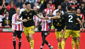 Benjamin Sesko (kiri) berhasil mencetak gol yang perdana bersama Manchester United, saat bersua&nbsp;Brentford pada laga pekan keenam Premier League di&nbsp;Gtech Community Stadium, London, Sabtu (28/9/2025) malam WIB. Sayangnya, gol Sesko tak mampu menghindarkan MU dari kekalahan 1-3 melawan Brentford. (AFP/JUSTIN TALLIS)