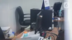 Bagian dalam ruang kerja salah satu komisioner KPU Wahyu Setiawan yang disegel KPK usai penggeledahan di Kantor KPU sementara, Jakarta, Kamis (9/1/2020).  Penggeledahan dan penyegelan terkait operasi tangkap tangan (OTT) KPK terhadap Wahyu pada 8 Januari kemarin. (Liputan6.com/Faizal Fanani)