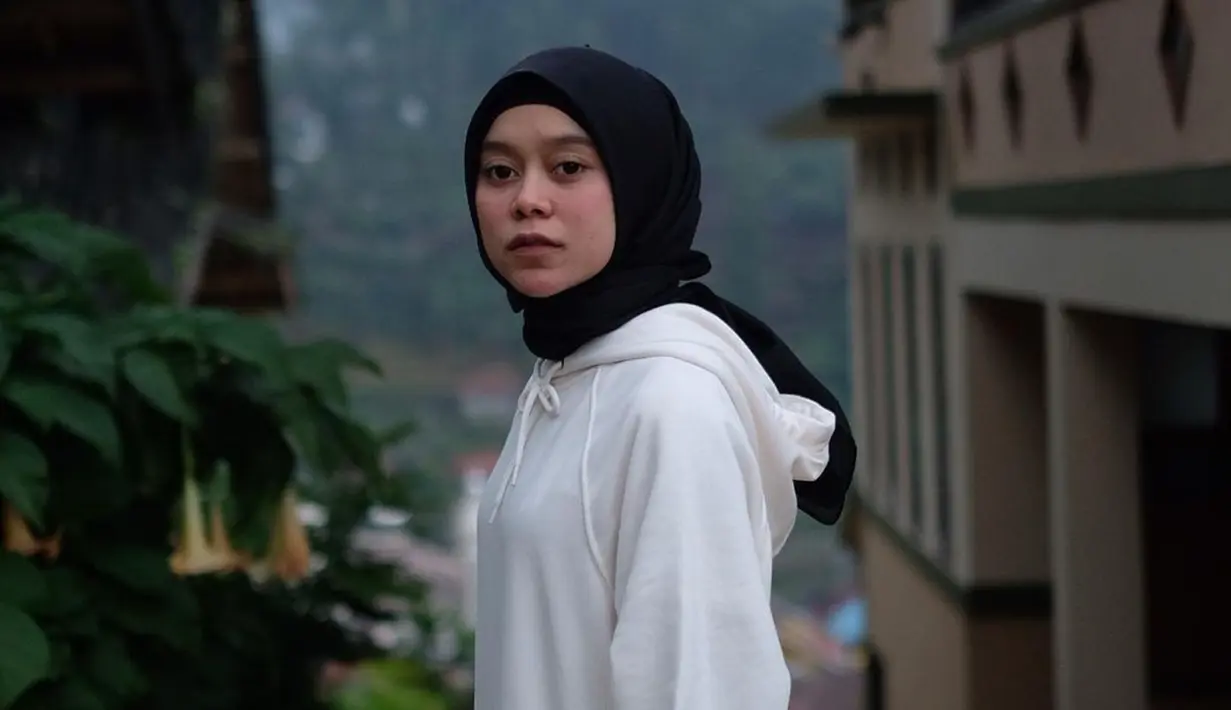 Pandai padu padankan outfit yang dikenakannya, Lesti Kejora sering dipuji warganet. Kenakan hoodie putih, celana hitam dan jilbab hitam, penampilan santai Lesti Kejora ini tampak simpel. Sejak putuskan berhijab 4 atau 5 tahun yang lalu, gaya berpakaian artis berusia 25 tahun ini sering jadi inspirasi untuk para penggemarnya dan pengikutnya di Instagram. (Liputan6.com/IG/@lestykejora)