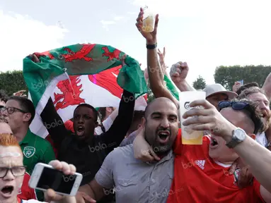 Para suporter Wales merayakan keberhasilan negaranya menaklukan Irlandia Utara pada babak 16 besar Piala Eropa 2016 di Fan Zone Kota Paris, Prancis, Sabtu (25/6/2016). (Bola.com/Vitalis Yogi Trisna)
