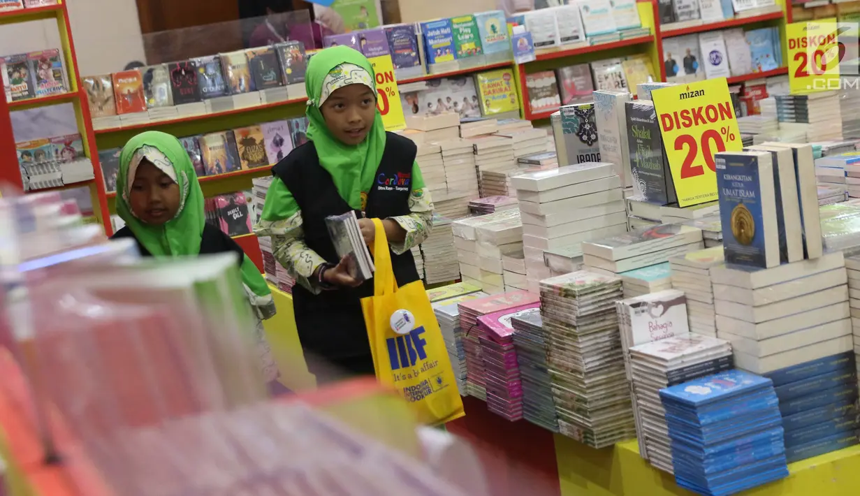 Dua orang pelajar melihat-lihat buku pada Indonesia International Book Fair 2019 di Jakarta Convention Center, Kamis (5/9/2019). Indonesia International Book Fair 2019 menghadirkan ratusan ribu buku dari berbagai penerbit dan berlangsung hingga 8 September 2019. (Liputan6.com/Helmi Fithriansyah)