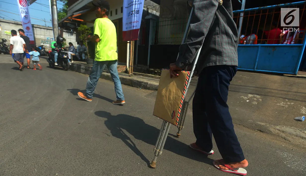 Warga pulang usai mengambil Kartu Lansia Jakarta (KLJ) di Kelurahan Tanah Tinggi, Jakarta, Selasa (8/5). Para lansia penerima KLJ mendapatkan uang tunai sebesar Rp 600 ribu setiap bulan. (Merdeka.com/Imam Buhori)