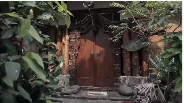 Begini potret tampak depan rumah masa kecil Hito. Pintunya menunjukkan khas etnik Jawa yang disebut Gebyog.