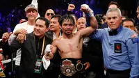 Petinju asal Filipina, Manny Pacquiao merayakan kemenangannya melawan Adrien Broner dalam pertandingan tinju kelas welter WBA di Las Vegas (19/1). Pacquiao  menang lewat kemenangan angka mutlak, 117-111, 116-112, dan 116-112. (AP Photo/John Locher)