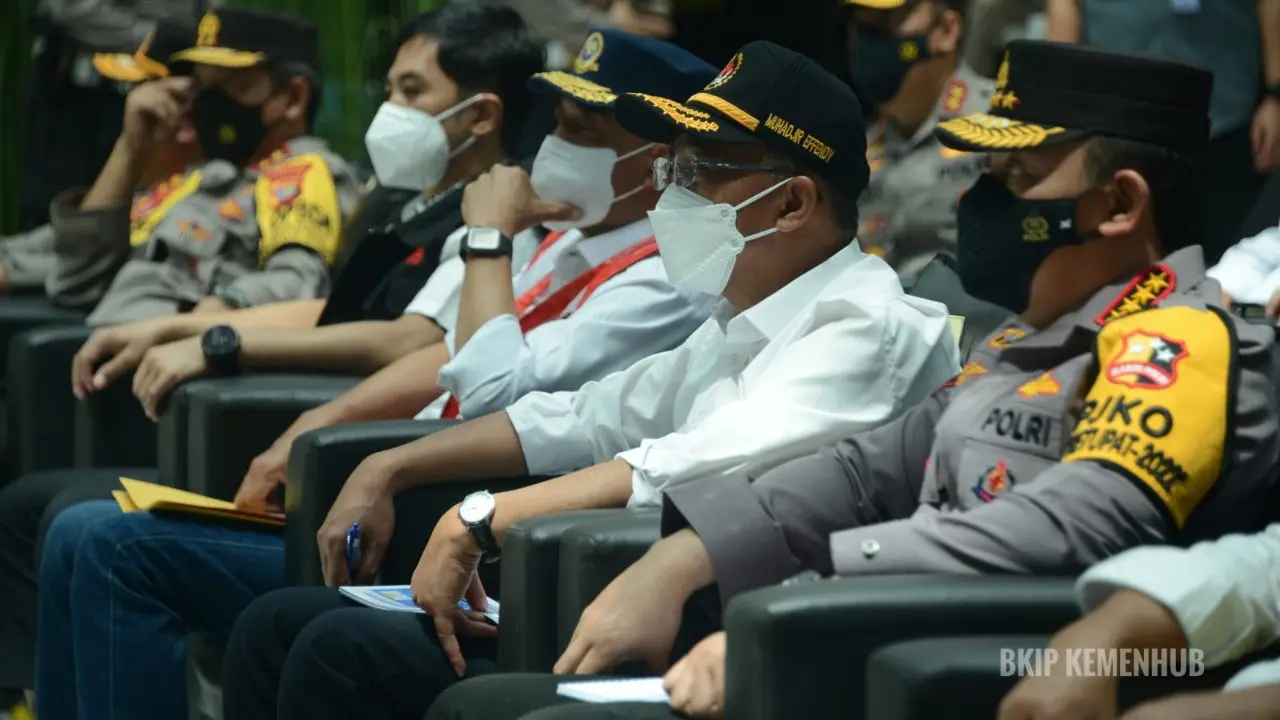 Menteri Koordinator Bidang Pembangunan Manusia dan Kebudayaan (PMK) Muhadjir Effendy didampingi oleh Menteri Perhubungan Budi Karya Sumadi dan Kapolri Listyo Sigit Prabowo saat melakukan inspeksi ke Pelabuhan Penyeberangan Merak-Bakauheni.