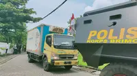Dua truk vaksin Covid-19 tiba di Surabaya. (Dian Kurniawan/Liputan6.com)