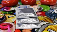 Kondom rasa nasi lemak diperlihatkan di pabrik Karex Industries, Port Klang, Malaysia (20/9). Kondom inovasi perusahan Karex Industries ini diklaim memiliki rasa buah anggur hingga buah durian tropis yang pedas. (AFP Photo/Manan Vatsyayana)