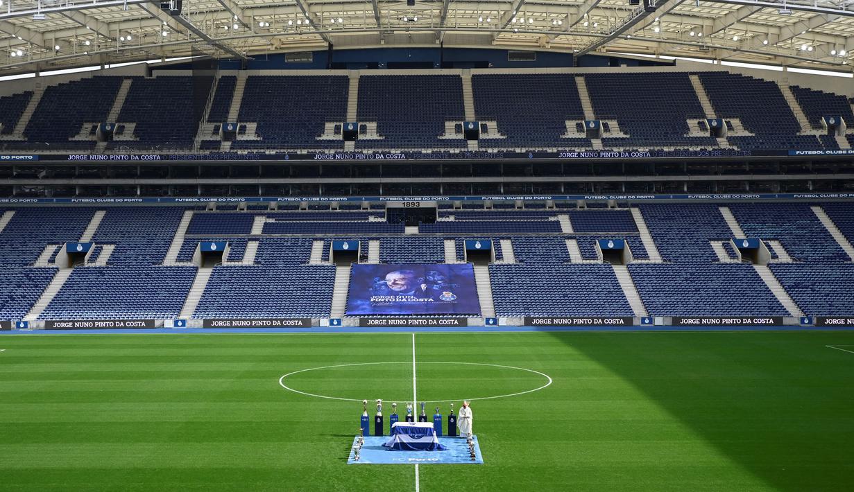 Peti mati mantan presiden FC Porto, Jorge Nuno Pinto da Costa ditempatkan di lapangan pertandingan stadion Dragao setelah upacara penghormatan di Stadion Dragao, Porto, Portugal pada 17 Februari 2025. Pinto da Costa, menjabat sebagai presiden FC Porto dari tahun 1982 hingga 2024 dan meninggal dunia pada usia 87 tahun. (AFP/Miguel Riopa)