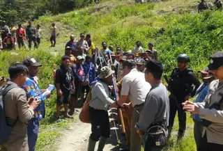 Satgas Ops Damai Cartenz bersama TNI-Polri lainnya terus berjuang memulangkan warga ke Distrik Kiwirok, Papua (Foto: Liputan6.com/Istimewa)