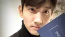 Changmin TVXQ merupakan salah satu idol yang senang membaca buku. Ia pernah mengunggah postingan yang berisi buku berjudul What Does the City Live Off Of karya Yoon Hyun Joon. (Foto: Soompi.com)